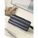 𝐋𝐎𝐔𝐈𝐒𝐕𝐔𝐈𝐓𝐓𝐎𝐍 M22773 Black Water Wave Twist Series TWIST Medium Handbag