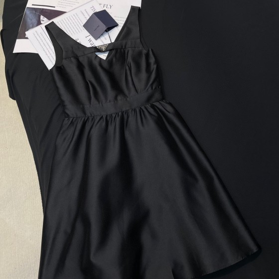 Satin twill inlaid triangle decoration V-neck sleeveless vest umbrella skirt