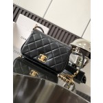 𝗖𝗛𝗔𝗡⻼𝗟 23B Crossbody Cover Bag