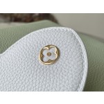 𝐋𝐎𝐔𝐈𝐒𝐕𝐔𝐈𝐓𝐓𝐎𝐍 M22916/M48865 Medium Apple Green with White Chain Bar This CAPUCINES handbag