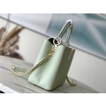 𝐋𝐎𝐔𝐈𝐒𝐕𝐔𝐈𝐓𝐓𝐎𝐍 M22916/M48865 Medium Apple Green with White Chain Bar This CAPUCINES handbag