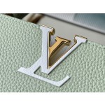 𝐋𝐎𝐔𝐈𝐒𝐕𝐔𝐈𝐓𝐓𝐎𝐍 M22916/M48865 Medium Apple Green with White Chain Bar This CAPUCINES handbag