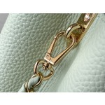 𝐋𝐎𝐔𝐈𝐒𝐕𝐔𝐈𝐓𝐓𝐎𝐍 M22916/M48865 Medium Apple Green with White Chain Bar This CAPUCINES handbag