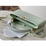 𝐋𝐎𝐔𝐈𝐒𝐕𝐔𝐈𝐓𝐓𝐎𝐍 M22916/M48865 Medium Apple Green with White Chain Bar This CAPUCINES handbag
