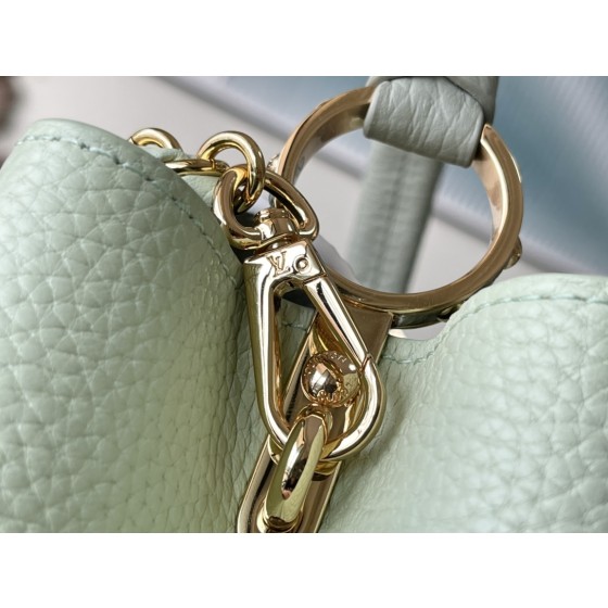 𝐋𝐎𝐔𝐈𝐒𝐕𝐔𝐈𝐓𝐓𝐎𝐍 M22916/M48865 Small Apple Green with White Chain Strips This CAPUCINES handbag