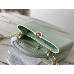 𝐋𝐎𝐔𝐈𝐒𝐕𝐔𝐈𝐓𝐓𝐎𝐍 M22916/M48865 Small Apple Green with White Chain Strips This CAPUCINES handbag