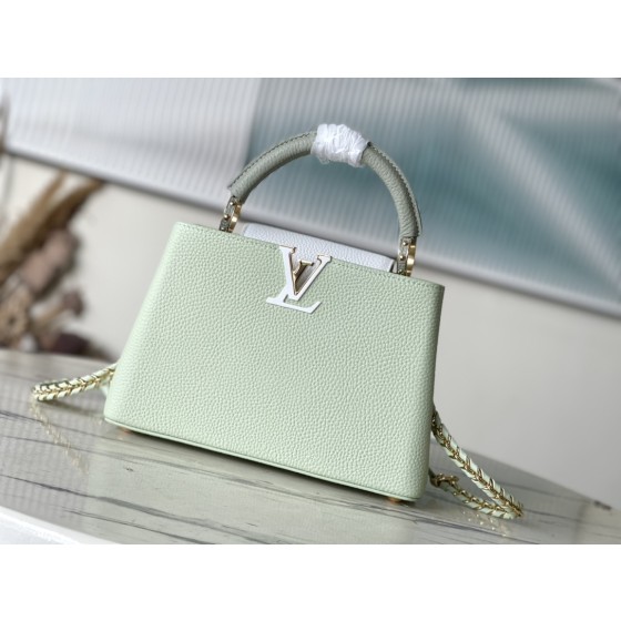 𝐋𝐎𝐔𝐈𝐒𝐕𝐔𝐈𝐓𝐓𝐎𝐍 M22916/M48865 Small Apple Green with White Chain Strips This CAPUCINES handbag