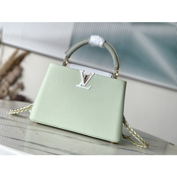 𝐋𝐎𝐔𝐈𝐒𝐕𝐔𝐈𝐓𝐓𝐎𝐍 M22916/M48865 Small Apple Green with White Chain Strips This CAPUCINES handbag