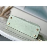 𝐋𝐎𝐔𝐈𝐒𝐕𝐔𝐈𝐓𝐓𝐎𝐍 M22916/M48865 Small Apple Green with White Chain Strips This CAPUCINES handbag