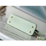 𝐋𝐎𝐔𝐈𝐒𝐕𝐔𝐈𝐓𝐓𝐎𝐍 M22916/M48865 mini Apple green with white chain. This CAPUCINES handbag