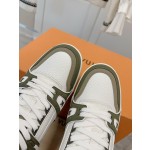 Louis Vuitton couple's latest color scheme sneakers