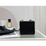 CELINE Mini 𝑩𝒐𝒙𝒕𝒓𝒊𝒐𝒎𝒑𝒉𝒆 Model: 113253