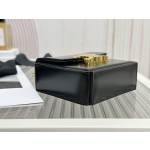 CELINE Mini 𝑩𝒐𝒙𝒕𝒓𝒊𝒐𝒎𝒑𝒉𝒆 Model: 113253