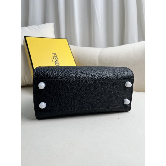 FENDI 𝐈𝐂𝐎𝐍𝐈𝐂𝐏𝐞𝐞𝐤𝐚𝐛𝐨𝐨 Full grain handmade series 8BN244