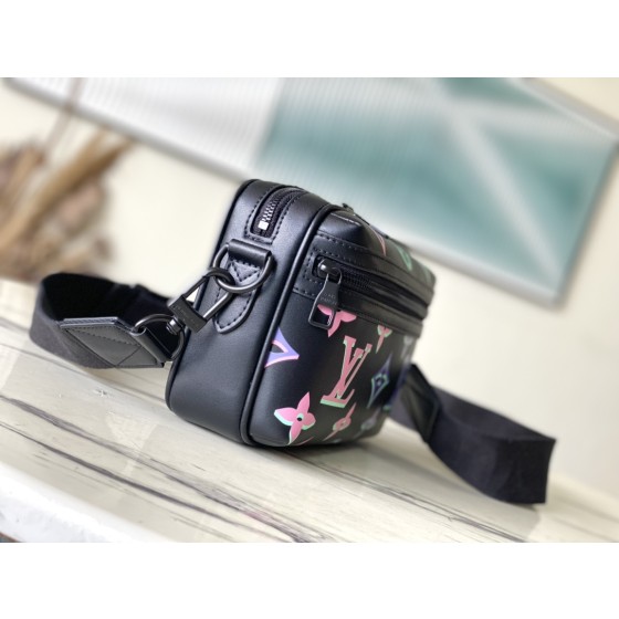 𝐋𝐎𝐔𝐈𝐒𝐕𝐔𝐈𝐓𝐓𝐎𝐍M22495 This Comt small size messenger bag