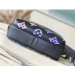 𝐋𝐎𝐔𝐈𝐒𝐕𝐔𝐈𝐓𝐓𝐎𝐍M22495 This Comt small size messenger bag