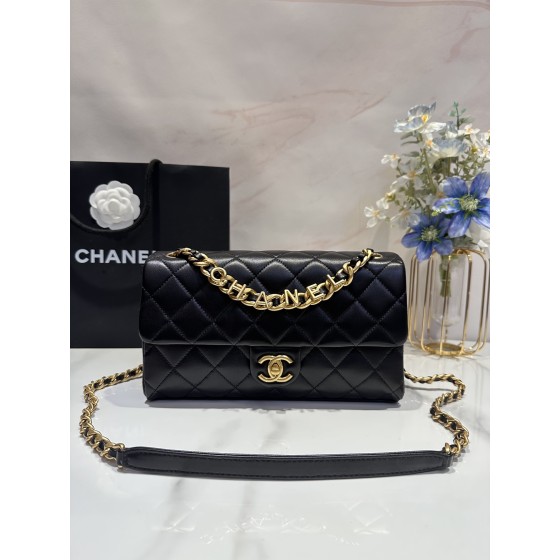 CHANEL Spring/Summer New Vintage Letter Chain Cover Bag