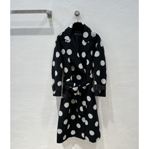 Louis Vuitton cashmere coat (consult customer service to confirm size before placing an order)