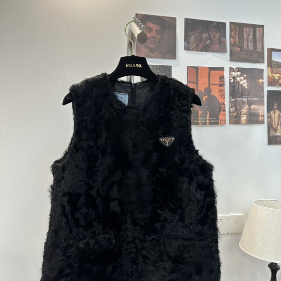 Fendi Xiaohu Sheep Vest G56 (consult customer service to confirm size before placing an order)