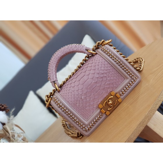 𝗖𝗵𝗮𝗻𝗲𝗹𝗟𝗲𝗯𝗼𝘆 Imported python skin with the latest heavy metal handle bag in lambskin