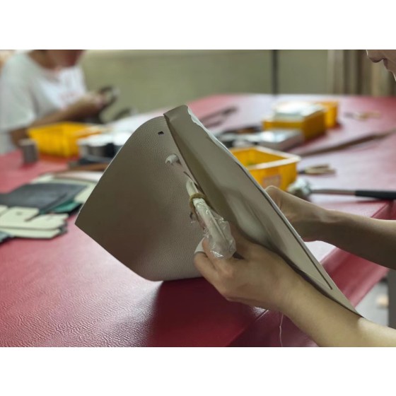 Hermes bag making process：Hand-rolled waxed threads that break on locomotives can only be used for hand stitching