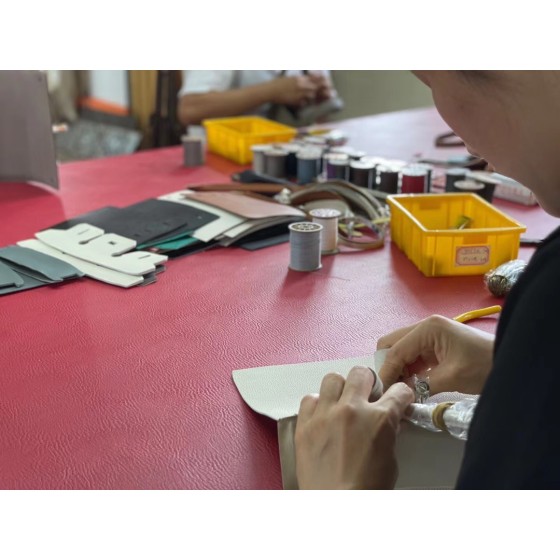 Hermes bag making process：Hand-rolled waxed threads that break on locomotives can only be used for hand stitching