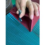 Hermes bag making process：One stitch is handmade to straighten the side of the bag and looks great.