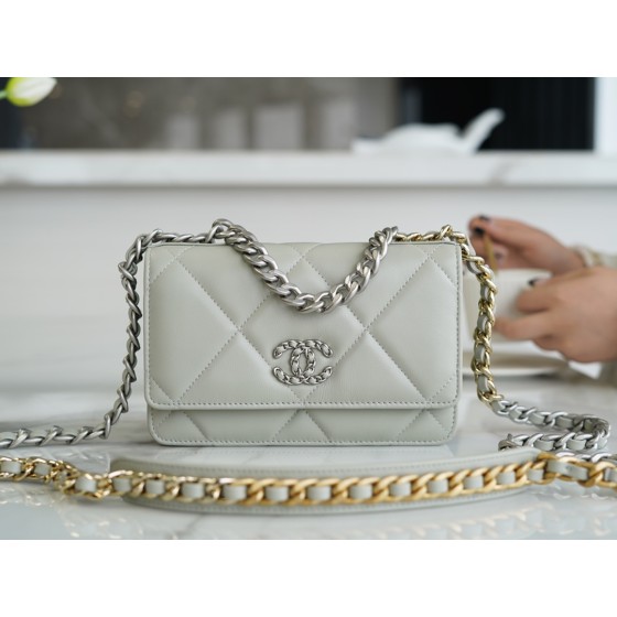 CHANEL 19Bag 𝑾𝒐𝒄 22C light grey silver buckle