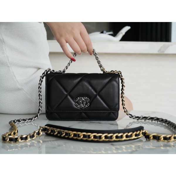 CHANEL 19Bag 𝑾𝒐𝒄 22C black with silver buckle