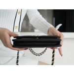 CHANEL 19Bag 𝑾𝒐𝒄 22C black with silver buckle