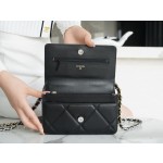 CHANEL 19Bag 𝑾𝒐𝒄 22C black with silver buckle
