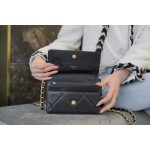 CHANEL 19Bag 𝑾𝒐𝒄 22C black gold buckle