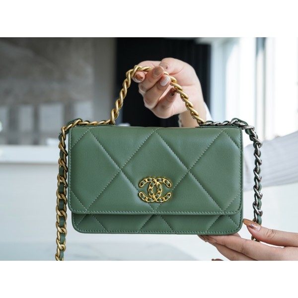 Chanel 19 bag 𝑾𝒐𝒄22C gold buckle matcha green