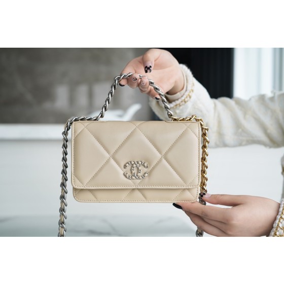 CHANEL 19Bag 𝑾𝒐𝒄 22C silver buckle light apricot