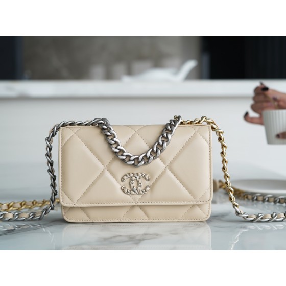 CHANEL 19Bag 𝑾𝒐𝒄 22C silver buckle light apricot