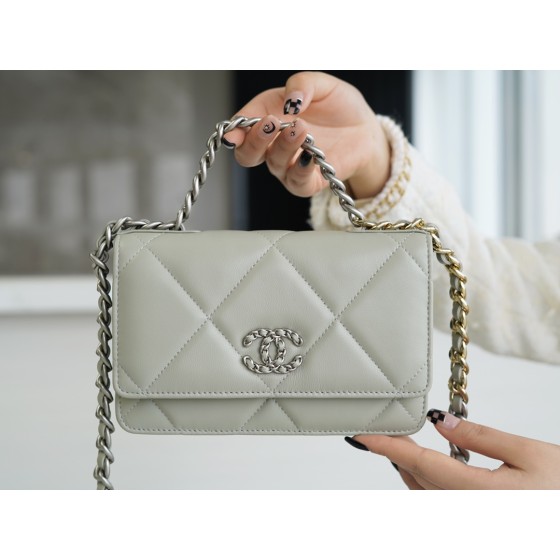 CHANEL 19Bag 𝑾𝒐𝒄 22C silver buckle light grey