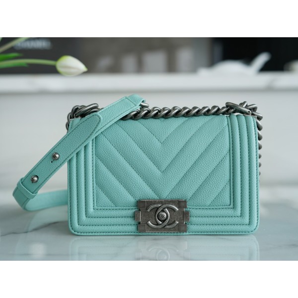 𝗖𝗵𝗮𝗻𝗲𝗹 𝗟𝗲𝗯𝗼 𝘆 French origin 𝗛𝗮𝗮𝘀 Caviar calfskin Large ball V-grain: Tiffany blue
