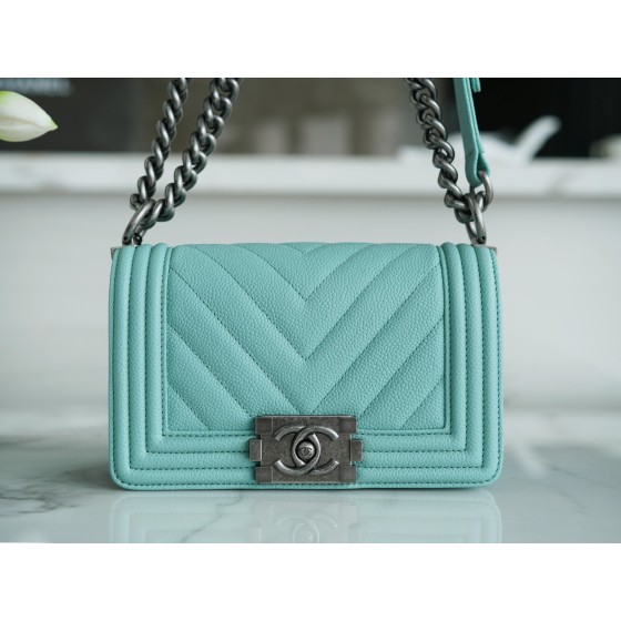 𝗖𝗵𝗮𝗻𝗲𝗹 𝗟𝗲𝗯𝗼 𝘆 French origin 𝗛𝗮𝗮𝘀 Caviar calfskin Large ball V-grain: Tiffany blue