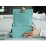 𝗖𝗵𝗮𝗻𝗲𝗹 𝗟𝗲𝗯𝗼 𝘆 French origin 𝗛𝗮𝗮𝘀 Caviar calfskin Large ball V-grain: Tiffany blue