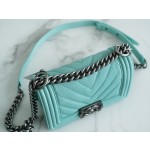 𝗖𝗵𝗮𝗻𝗲𝗹 𝗟𝗲𝗯𝗼 𝘆 French origin 𝗛𝗮𝗮𝘀 Caviar calfskin Large ball V-grain: Tiffany blue