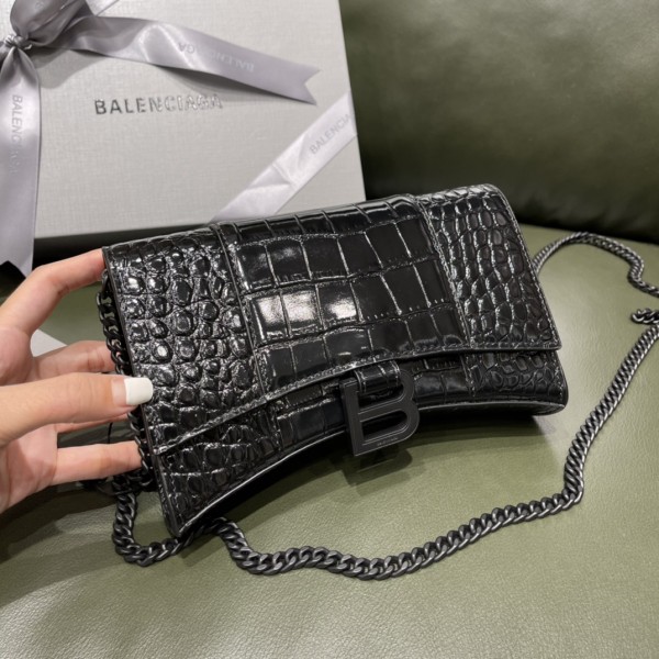 BALENCIAGA 𝐇𝐨𝐮𝐫𝐠𝐥𝐚𝐬𝐬 𝐰𝐚𝐥𝐥𝐞𝐭 𝐨𝐧 𝐜𝐡𝐚𝐢𝐧 ⏳ ▪️ crocodile print black buckle