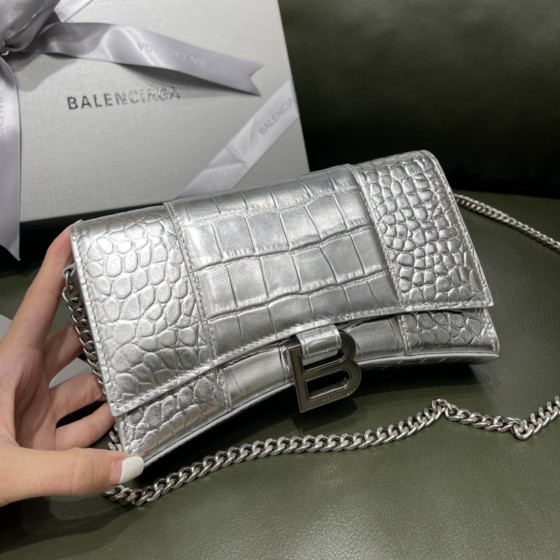 BALENCIAGA 𝐇𝐨𝐮𝐫𝐠𝐥𝐚𝐬𝐬 𝐰𝐚𝐥𝐥𝐞𝐭 𝐨𝐧 𝐜𝐡𝐚𝐢𝐧 ⏳ ▪️ crocodile print silver with silver buckle