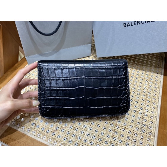 BALENCIAGA 𝘄𝗮𝗹𝗹𝗲𝘁 𝗼𝗻 𝗰𝗵𝗮𝗶𝗻 ▪️ crocodile print black gold buckle
