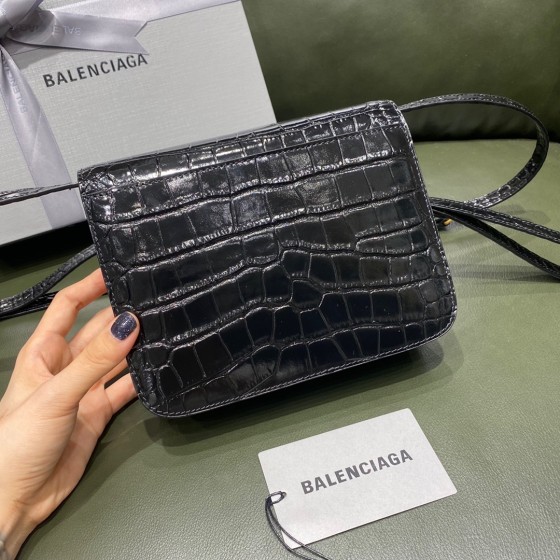 BALENCIAGA 𝘀𝗺𝗮𝗹𝗹 𝗯𝗮𝗴 𝗯𝗮𝗴 Black gold buckle with crocodile pattern