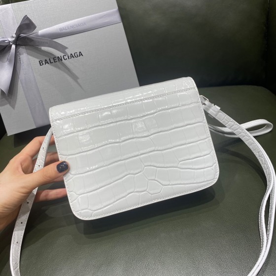 BALENCIAGA 𝘀𝗺𝗮𝗹𝗹 𝗯𝗮𝗴 crocodile print white buckle