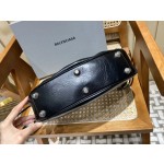 BALENCIAGA 𝐋𝐞 𝐂𝐚𝐠𝐨𝐥𝐞 Moon Bag