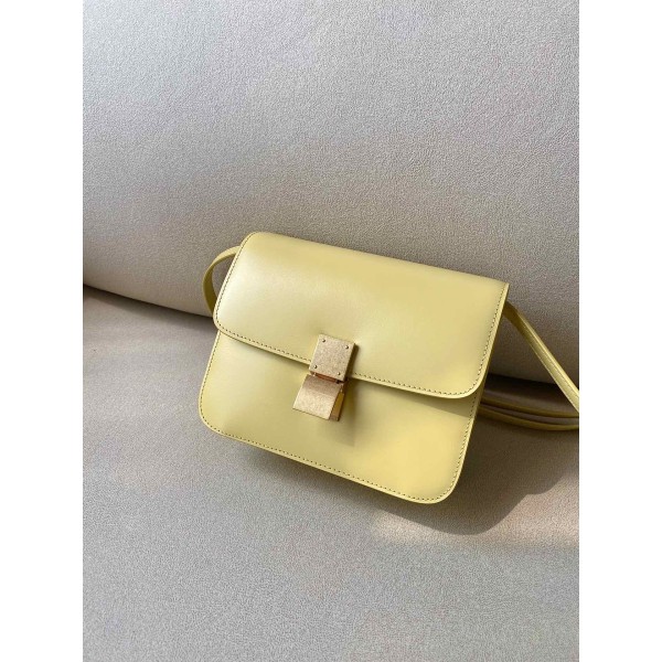 𝐂𝐞𝐥𝐢𝐧𝐞 Box Teen bag in polished calfskin