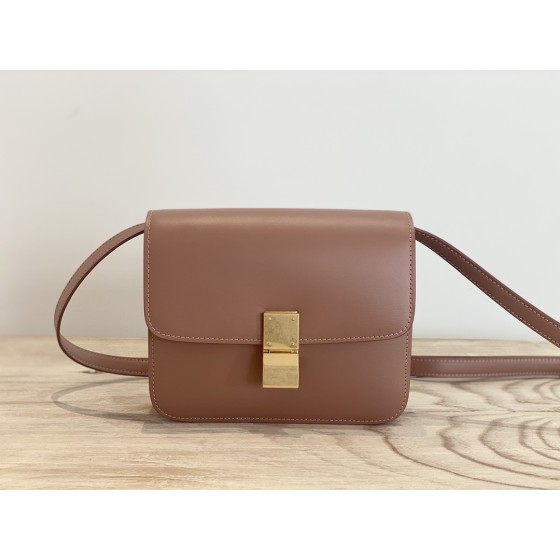 𝐂𝐞𝐥𝐢𝐧𝐞 Box Teen bag in polished calfskin