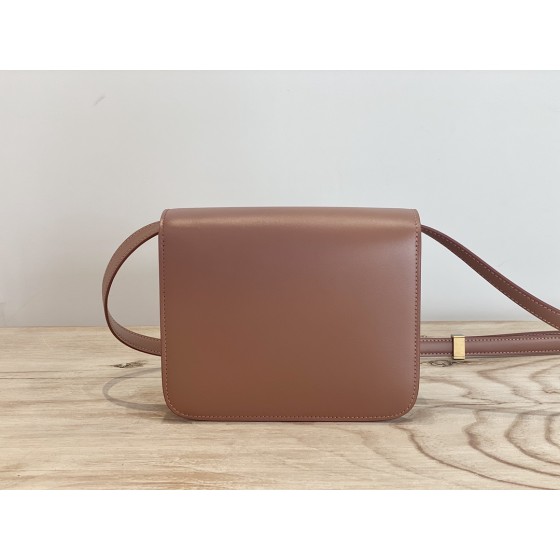 𝐂𝐞𝐥𝐢𝐧𝐞 Box Teen bag in polished calfskin