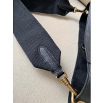 𝐂𝐞𝐥𝐢𝐧𝐞 SANGLE BUCKET bucket bag in soft grained calfskin